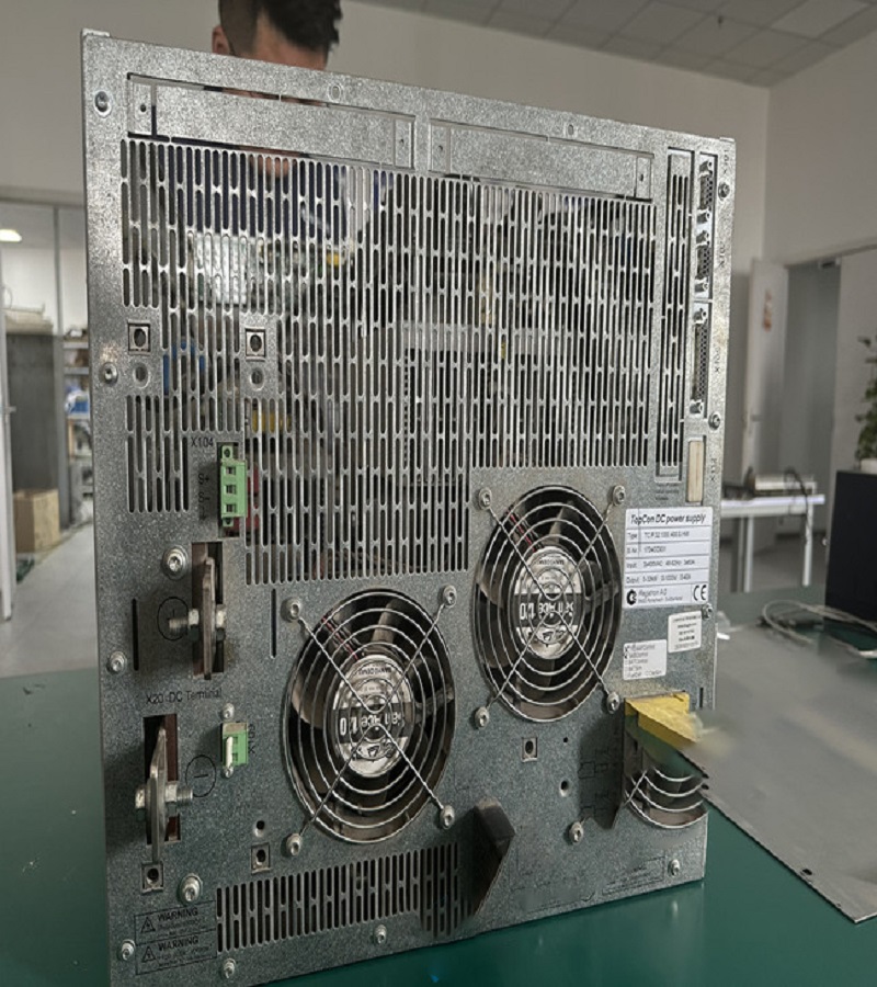 拓普康直流電源TP.C.10KW系列維修-負載能力差維修方法 故障現(xiàn)象一：電源負載能力差 電源負載能力差是一個常見的故障，一般都是出現(xiàn)在老式或是工作時間長的電源中，主要原因是各元器件老化，開關管的工作不穩(wěn)定，沒有及時進行散熱等。此外還有穩(wěn)壓二極管發(fā)熱漏電，整流二極管損壞等。 維修方法：用萬用表著重檢查一下穩(wěn)壓二極管，高壓濾波電容，限流電阻有無變質(zhì)等再仔細檢查一下電路板上的所有焊點是否開焊，虛接等。把開焊的焊點重新焊牢，更換變質(zhì)的元器件，一般故障即可排除。 故障現(xiàn)象：無直流電壓輸出，但保險絲完好 這種現(xiàn)象說明開關電源未工作，或者工作后進入了保護狀態(tài)。 維修方法：首先應判斷一下開關電源的主控芯片UC3842是否處在工作狀態(tài)或已經(jīng)損壞。判斷方法是這樣的：加電測UC3842的第7腳對地電壓，若測第8腳有+5V電壓，1，2，4，6腳也有不同的電壓，則說明電路已起振，UC3842基本正常;若7腳電壓低，其余管腳無電壓或不波動，則UC3842已損壞。UC3842芯片損壞最常見的是6，7腳對地擊穿，5，7腳對地擊穿和1，7腳對地擊穿。如果這幾只腳都為擊穿，而開關電源還是不能正常啟動，則UC3842必壞，應直接更換。若判斷芯片未壞，則就著重檢查開關功率管的柵極(G極)的`限流電阻是否開焊，虛接，變值，變質(zhì)以及開關功率管本身是否性能不良。除此之外，電源輸出線也有可能斷線或接觸不良也會造成這種故障。因此在維修時也應注意檢查一下。