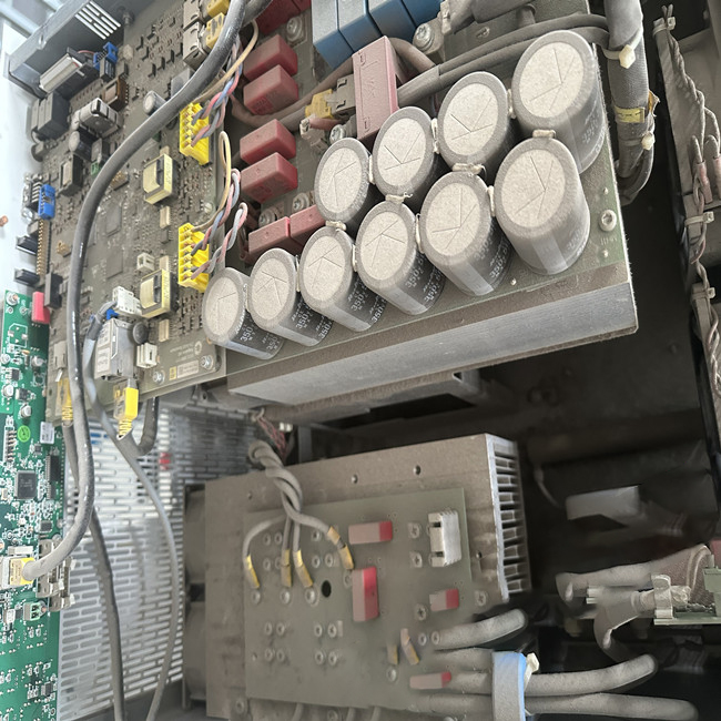 拓普康直流電源TP.C.10KW系列維修-負載能力差維修方法 故障現(xiàn)象一：電源負載能力差 電源負載能力差是一個常見的故障，一般都是出現(xiàn)在老式或是工作時間長的電源中，主要原因是各元器件老化，開關管的工作不穩(wěn)定，沒有及時進行散熱等。此外還有穩(wěn)壓二極管發(fā)熱漏電，整流二極管損壞等。 維修方法：用萬用表著重檢查一下穩(wěn)壓二極管，高壓濾波電容，限流電阻有無變質(zhì)等再仔細檢查一下電路板上的所有焊點是否開焊，虛接等。把開焊的焊點重新焊牢，更換變質(zhì)的元器件，一般故障即可排除。 故障現(xiàn)象：無直流電壓輸出，但保險絲完好 這種現(xiàn)象說明開關電源未工作，或者工作后進入了保護狀態(tài)。 維修方法：首先應判斷一下開關電源的主控芯片UC3842是否處在工作狀態(tài)或已經(jīng)損壞。判斷方法是這樣的：加電測UC3842的第7腳對地電壓，若測第8腳有+5V電壓，1，2，4，6腳也有不同的電壓，則說明電路已起振，UC3842基本正常;若7腳電壓低，其余管腳無電壓或不波動，則UC3842已損壞。UC3842芯片損壞最常見的是6，7腳對地擊穿，5，7腳對地擊穿和1，7腳對地擊穿。如果這幾只腳都為擊穿，而開關電源還是不能正常啟動，則UC3842必壞，應直接更換。若判斷芯片未壞，則就著重檢查開關功率管的柵極(G極)的`限流電阻是否開焊，虛接，變值，變質(zhì)以及開關功率管本身是否性能不良。除此之外，電源輸出線也有可能斷線或接觸不良也會造成這種故障。因此在維修時也應注意檢查一下。