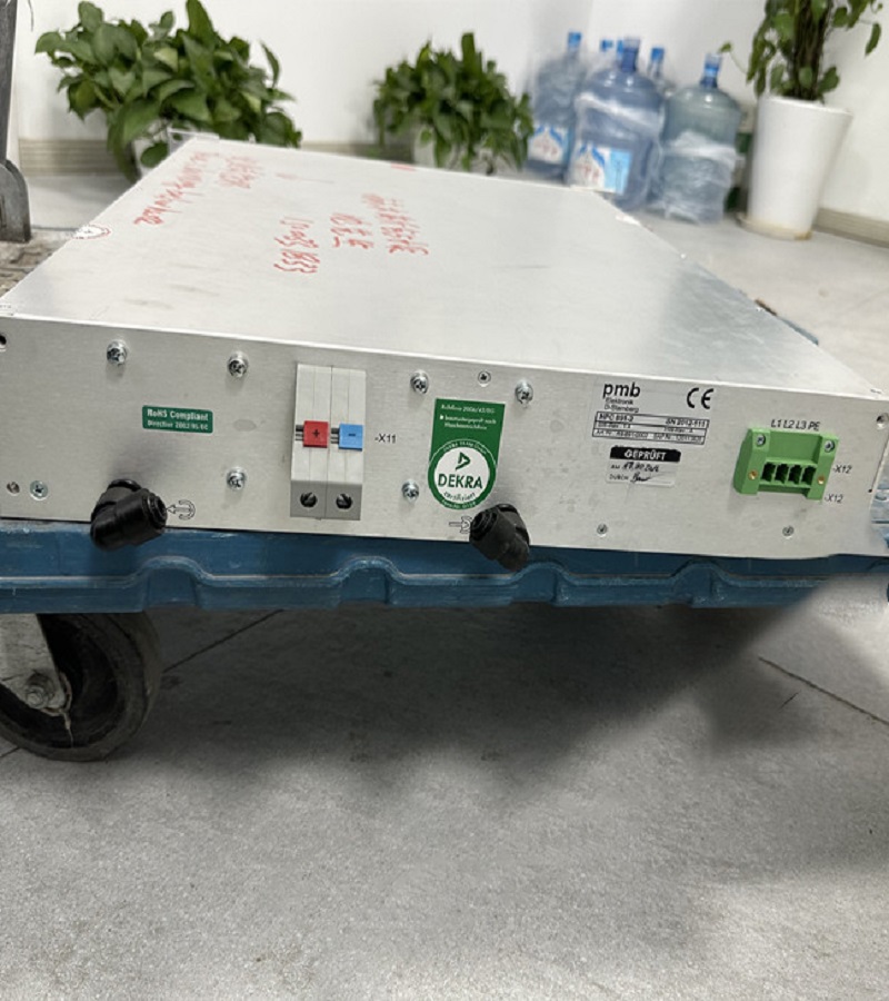 羅芬激光電源維修常見故障 故障一：打開按鍵，設備不工作 如果激光切割機在工作過程中，首先要檢查的是整個設備是否通電，如果沒有通電，一定要插上電源。還要檢查激光切割機主板的參數(shù)是否正確。如果不是，請務必參考相關軟件和其他一些參數(shù)進行了解。 故障二：工作狀態(tài)下無激光 在激光切割機的實際工作過程中，應根據(jù)各種情況進行有效的檢查。有可能是激光切割機出現(xiàn)這種情況是因為光路發(fā)生了偏移。這種情況下需要調(diào)整光路，否則線路可能會出現(xiàn)一系列問題。那么，如果是這種情況，可以通過點 ray 的方式插入電源的型號來判斷。 故障三：激光斷斷續(xù)續(xù) 激光切割機工作時，可能會出現(xiàn)斷斷續(xù)續(xù)的情況?？赡苁撬h(huán)不是特別順暢。檢查并清潔相關水箱。水泵是否通暢，定期疏通水管。 羅芬激光電源維修模塊或者電源板：HPC 891-2燒壞、短路、輸出電壓高于標稱值、輸出電壓低于標稱值、過熱、卡機等故障。 維修羅芬激光電源缺點及修補方法 常見缺點： １，高壓打火，高壓線接頭處太靠近鐵殼部分。 ２，無光，電扇不轉(zhuǎn)，保險絲斷。 ３，能夠強制發(fā)光，不能主板控制發(fā)光。前級低壓控制部分壞。 ４，電流不能調(diào)度，電流控制部分壞。 ５，總是燒保險絲，歸于功率管短路壞。 激光電源的修補方法有以下幾種： １、替換關鍵元件法。一般不發(fā)光，可先換放大管４６０或４５０，再考慮換高壓包。 ２、電壓檢測法。 ３、通電調(diào)查法。